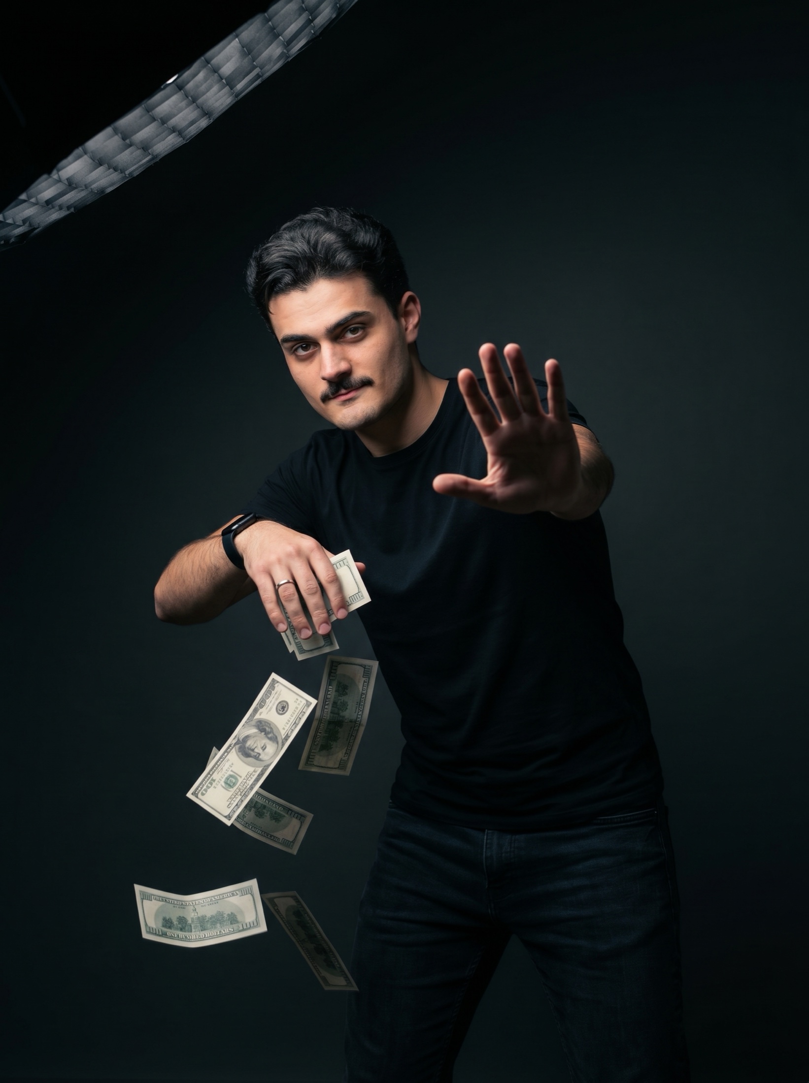 Retrato de Erick com notas em movimento em um estúdio escuro